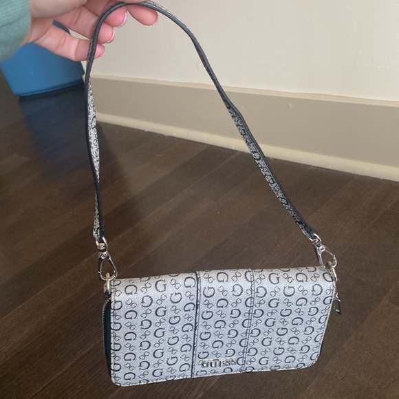 Guess wristlet - Picture 3 of 8